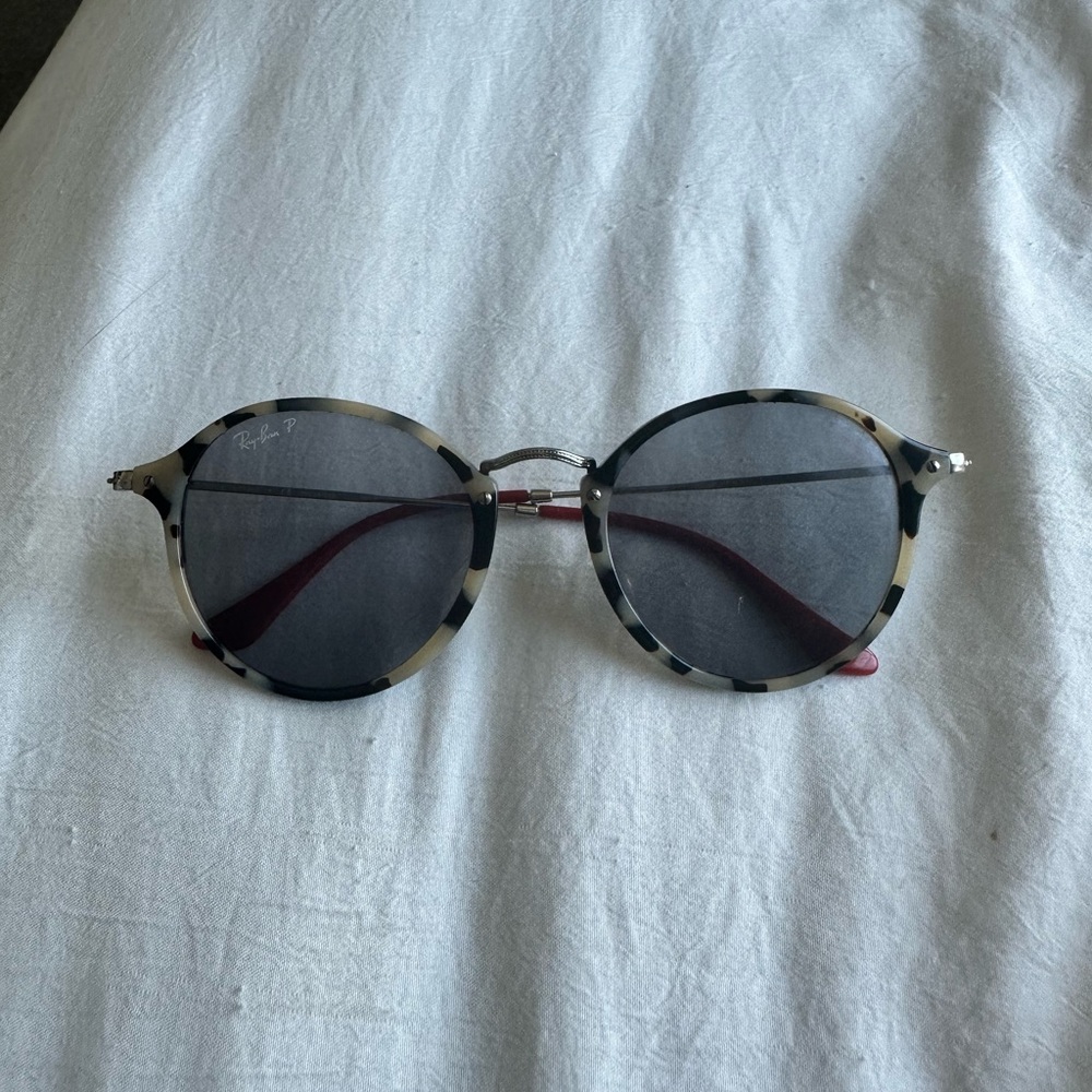 Circle Raybans 🤍